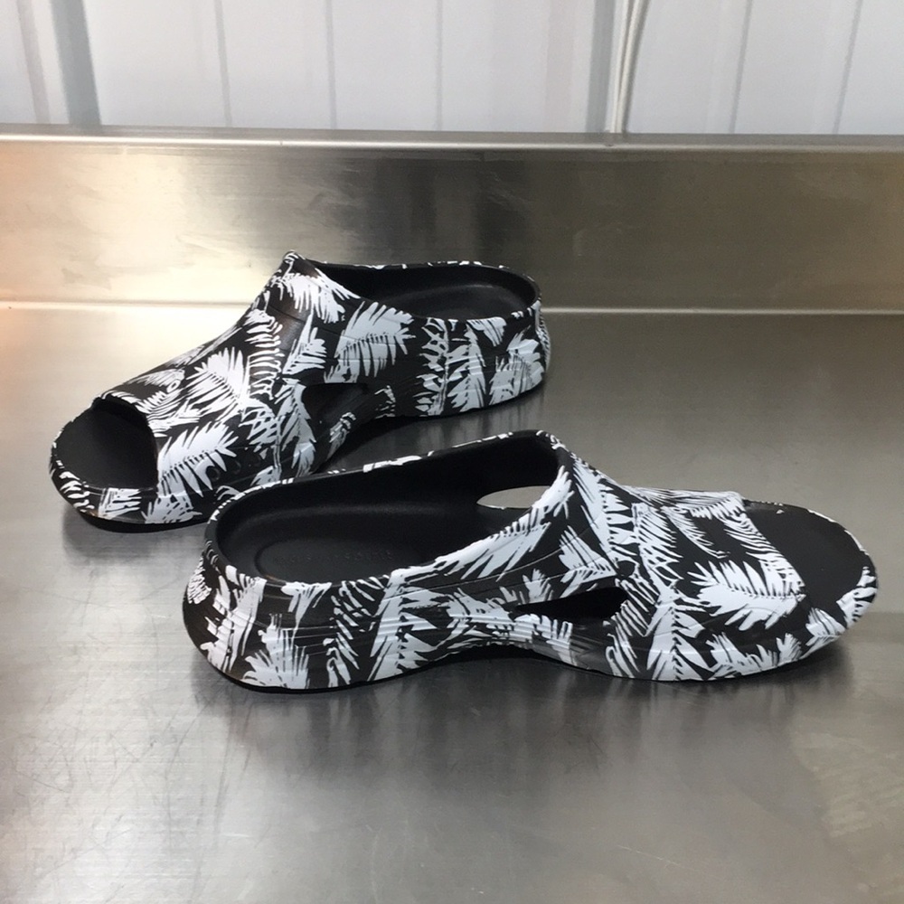 Easy Spirit Womens Black and White Leaf Print Slides‎ Size 10